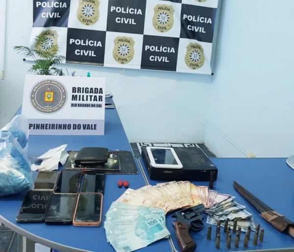 Objetos apreendidos durante a operação policial (Foto: Divulgação/37º BPM)
