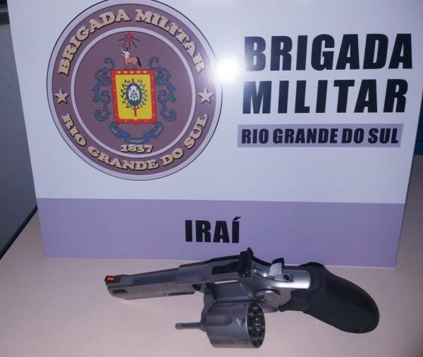 Homem de 30 anos possui registro da arma de fogo, mas foi encaminhado à Delegacia da Polícia Civil por causa dos disparos efetuados (Foto: Divulgação/BM)