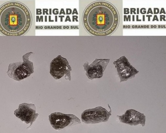 Com o indivíduo preso, os policiais militares apreenderam oito buchas de maconha, totalizando 8,4 gramas (Foto: Divulgação/7º BPM)