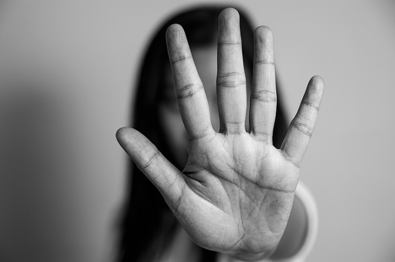 A mulher deverá ser acompanhada até o seu veículo ou outro meio de transporte e o caso será relatado à polícia - Getty Images/iStockphoto