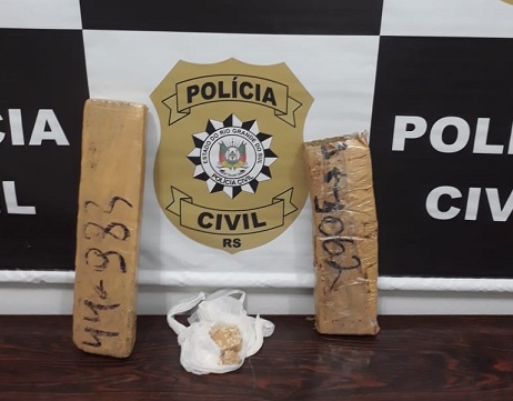 Durante as diligências, os policiais civis apreenderam dois quilos de maconha e 40 gramas de crack (Foto: Divulgação/Polícia Civil)