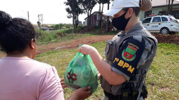 Durante as fiscalizações foram doadas 1620 peças de roupas, 385 pares de calçados e 18 cestas básicas, totalizando 360 quilos de alimentos - Foto: 7º BPM