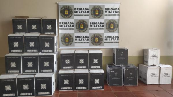 A Brigada Militar informou que todas as garrafas de vinho foram apreendidas e ficarão à disposição da Receita Federal do Brasil (Foto: Divulgação/BM)