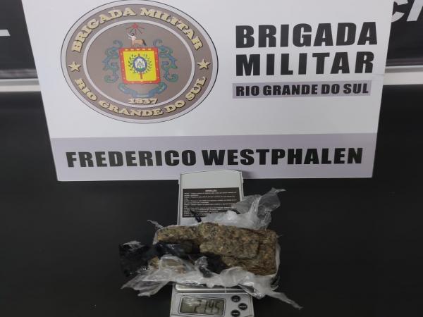Entorpecente foi entregue na Delegacia da Polícia Civil de Frederico Westphalen (Foto: Divulgação/37º BPM)