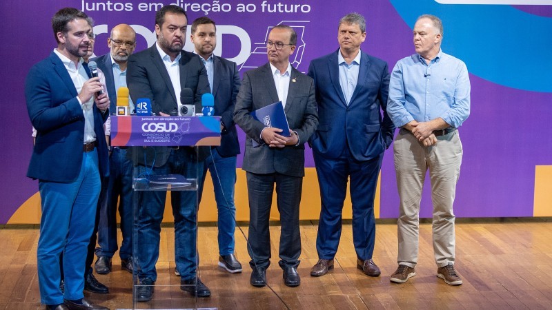 Na leitura da Carta do Rio, Leite disse que Estados estão engessados com os encargos dos contratos de suas dívidas com a União -Foto: Maurício Tonetto/Secom