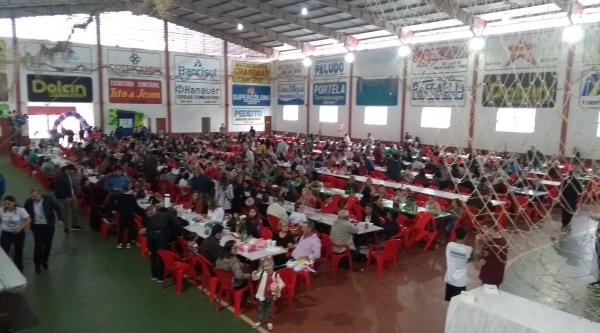 Festa da Paróquia Nossa Senhora Aparecida foi substituída pela venda de frango assado (Foto: Régis Carniel)