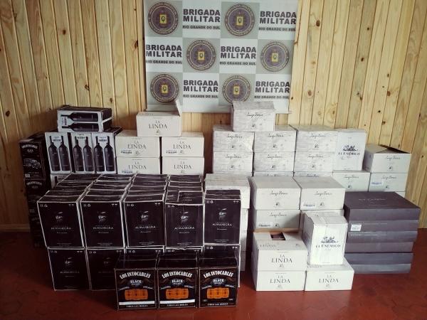 Mercadorias eram transportadas em quatro veículos que foram abordados na BR 468 em Três Passos (Foto: Divulgação/BM)
