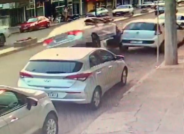 Momento em que o Honda Civic colide no automóvel estacionado na Avenida Redenção, centro da cidade (Foto: Reprodução)