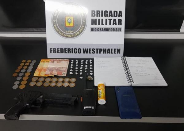 Drogas, dinheiro e outros objetos apreendidos na tarde do sábado (05/09), no bairro São José (Foto: Divulgação/BM)