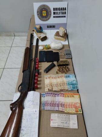 Materiais encontrados no pátio e na residência do casal (Foto: Divulgação/37º BPM)
