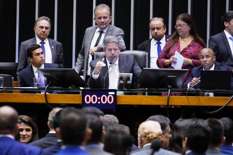 Presidente da Câmara, Arthur Lira (C), na sessão do Plenário - (Foto: Pablo Valadares/Câmara dos Deputados)