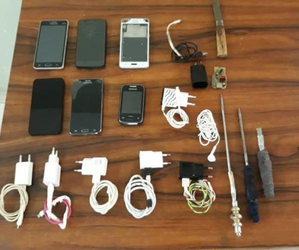 Revista culminou na apreensão de telefones celulares e armas fabricadas de forma artesanal (Foto: Divulgação/37º BPM)