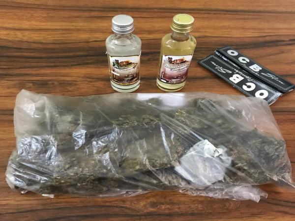 Entorpecente e as bebidas alcoólicas foram entregues para a direção da Superintendência dos Serviços Penitenciários (Foto: Divulgação/37º BPM)