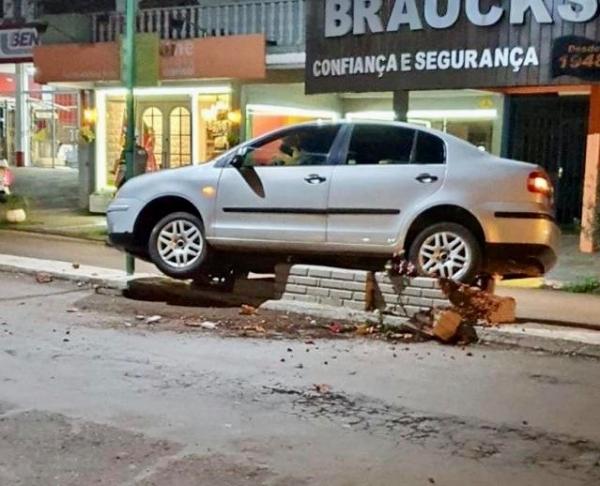 Acidente de trânsito ocorreu na Rua Charrua, na noite da quarta-feira (09/09) (Foto: Reprodução/WhatsApp)