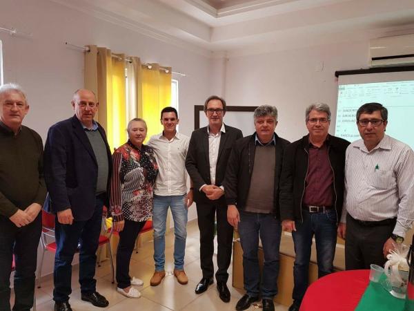Lideranças regionais que participaram do encontro em Tenente Portela (Foto: Divulgação/AMZOP)