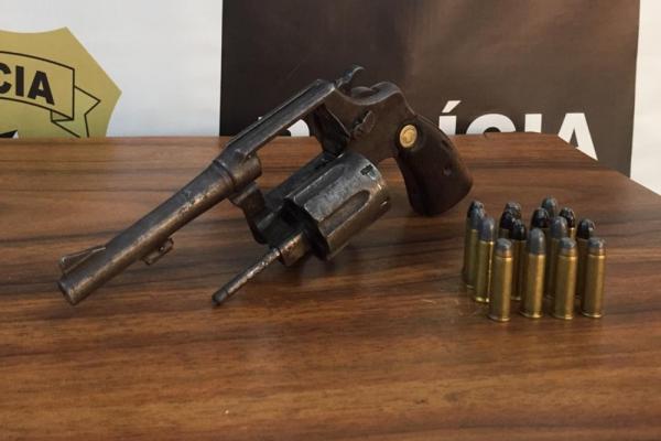 Numa das residências foi localizado um revólver de calibre 38 e quinze munições intactas de mesmo calibre - Foto: Polícia Civil