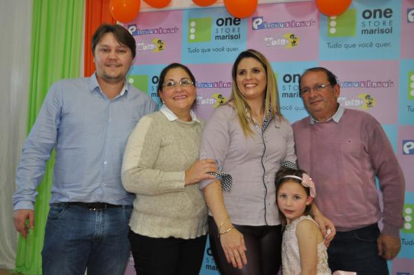 Adriana Mazzonetto, empresária do ramo, junto a família para a sessão de fotos após o desfile. (Foto: Divulgação/JP)