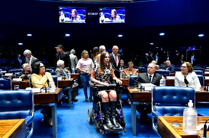 Zenaide Maia (dir), autora do projeto que dá validade indeterminada a laudos para pessoas com deficiência permanente, ouve defesa de avaliação biopsicosocial feita por Mara Gabrilli - Waldemir Barreto/Agência Senado