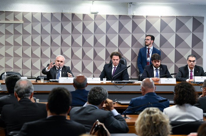 Jean Paul Prates (esq): foco da Petrobras é a exploração do pré-sal e a descarbonização gradual das atividades da empresa - Roque de Sá/Agência Senado