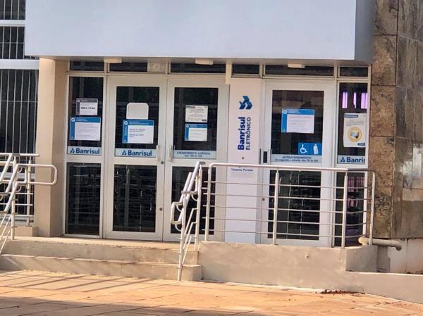 Uma vez por ano, inativos e pensionistas, ou seus procuradores, precisam ir a agências do Banrisul para comprovar que estão vivos (Foto: Diones Roberto Becker)