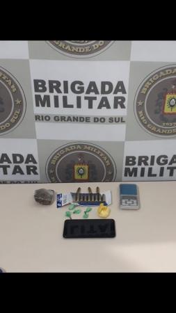 Jovem de 17 anos transportava mais de 60g de drogas, além de munição para revólver calibre 38 - Foto: BM Divulgação