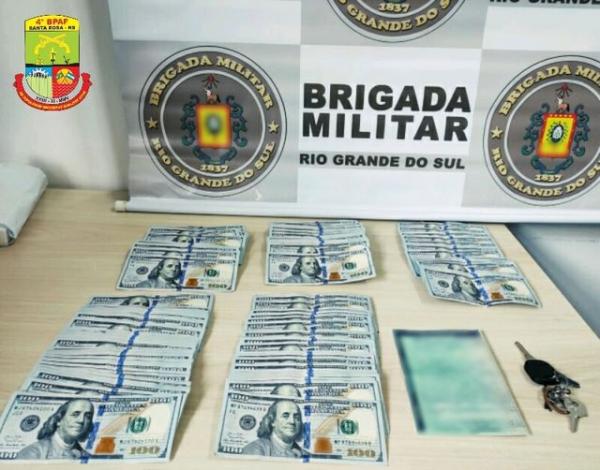 O veículo e o dinheiro apreendidos foram encaminhados a Polícia Federal de Santo Ângelo para o registro - Foto: BM Divulgação