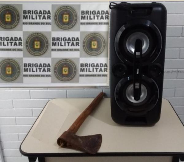 Três homens foram presos e responderão pelos delitos de lesão corporal, ameaça e outras acusações - Foto: BM Divugação