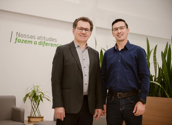 Vitor Rizzardi e Elvis Rossetto, respectivamente, presidente e vice-presidente da Sicredi Raízes RS/SC/MG (Foto: Divulgação/Sicredi)