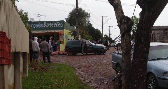 Perseguição policial se estendeu por vários quarteirões, até que o veículo suspeito colidiu contra outro automóvel (Foto: Reprodução/WhatsApp)