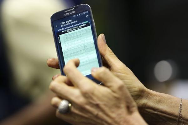 Para ter o documento em seu celular, é necessário que o proprietário do veículo esteja em dia com o licenciamento. (Foto: Divulgação/Agência Brasil)