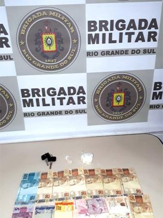 Foram apreendidos 44 gramas de cocaína e cerca de R$ 540,00 - Foto: 7º BPM