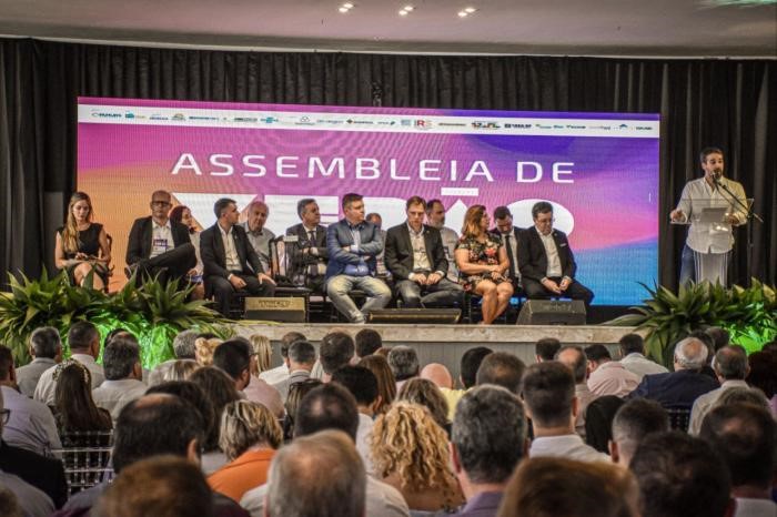 Governador Eduardo Leite discursou na abertura da assembleia da Famurs ( Foto: Famurs/divulgação)