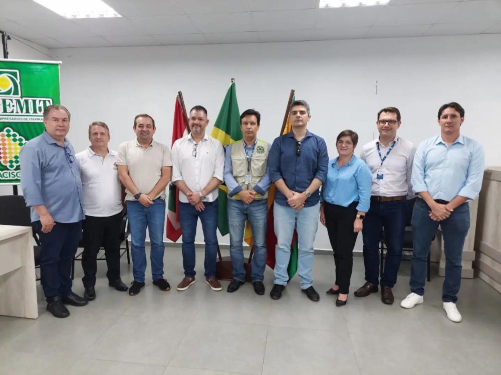 Comitiva realizou reunião em Itapiranga e depois conheceu a área (Foto: Movimento Pró Ponte/Divulgação)