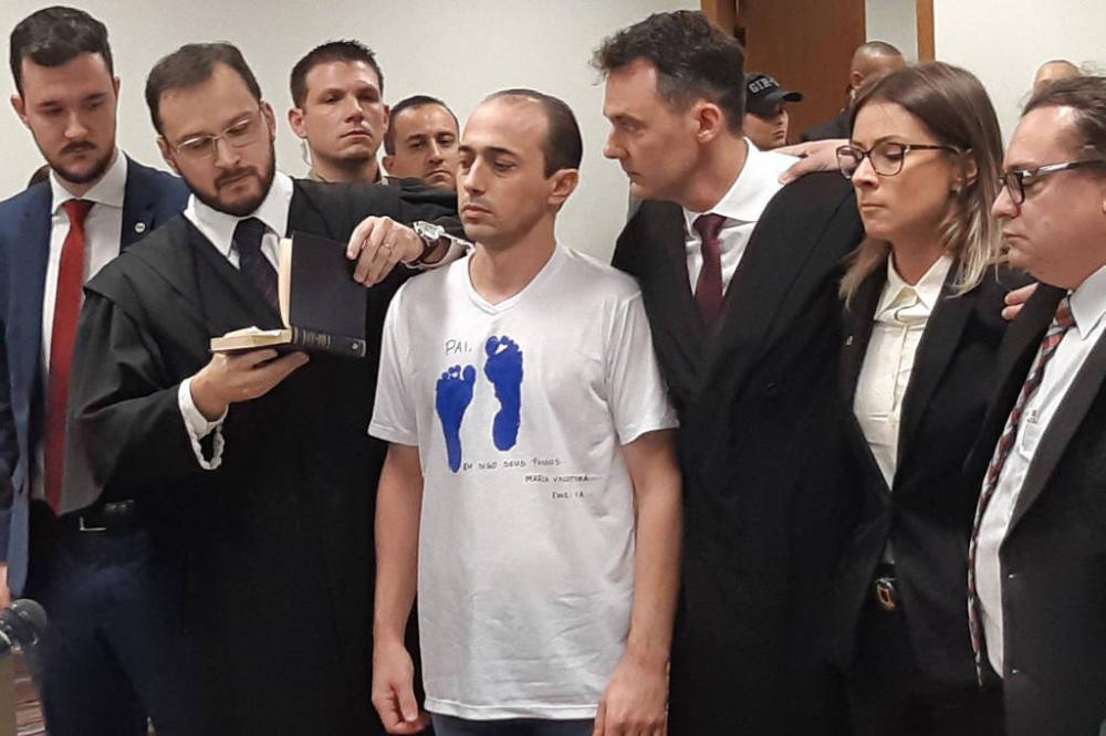 Leandro Boldrini e sua defesa durante o primeiro julgamento (Foto: Tribunal de Justiça do RS)