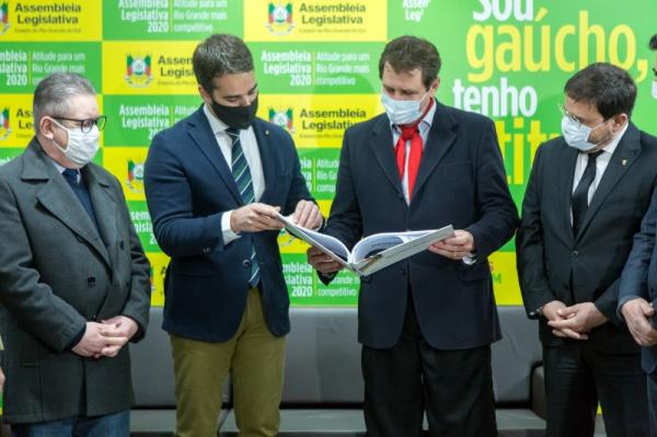 LOA 2021 foi entregue pelo governador Eduardo Leite ao presidente da Assembleia Legislativa, deputado Ernani Polo (Foto: Gustavo Mansur/Palácio Piratini)