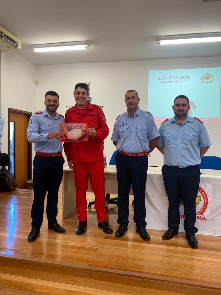 Cassio dos Santos recebendo diploma da Voluntersul (Foto: Divulgação)