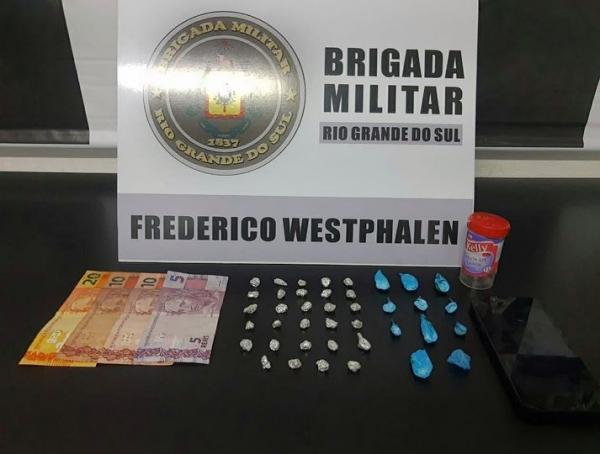 Durante a abordagem policial, foram apreendidas 29 pedras de crack, 10 porções de cocaína, R$ 45,00 e um celular - Foto: BM Divulgação
