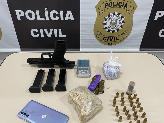 Armas, drogas e munições foram apreendidas durante a ocorrência (Foto: Polícia Civil)