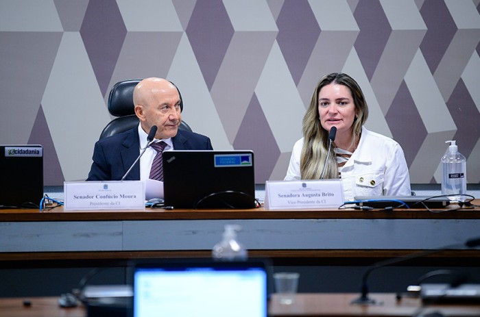 Confúcio Moura, presidente da Comissão de Infraestrutura, com Augusta Brito, confirmada como vice-presidente - Pedro França/Agência Senado