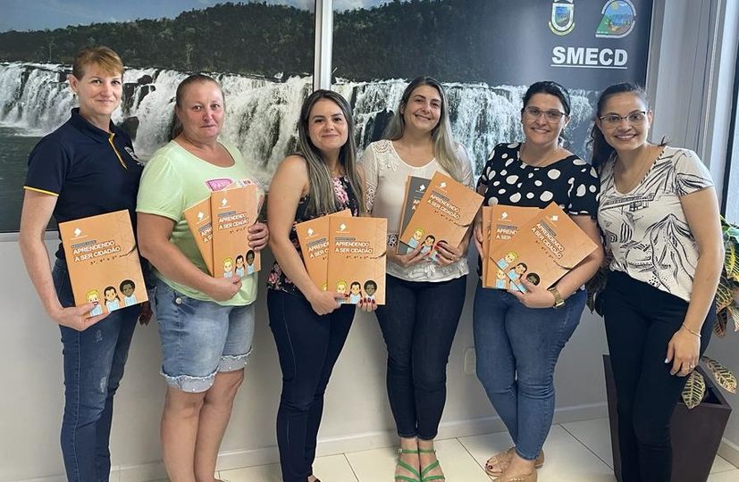Diretoras receberam materiais para uso nas escolas (Foto: Prefeitura de Derrubadas/Divulgação)