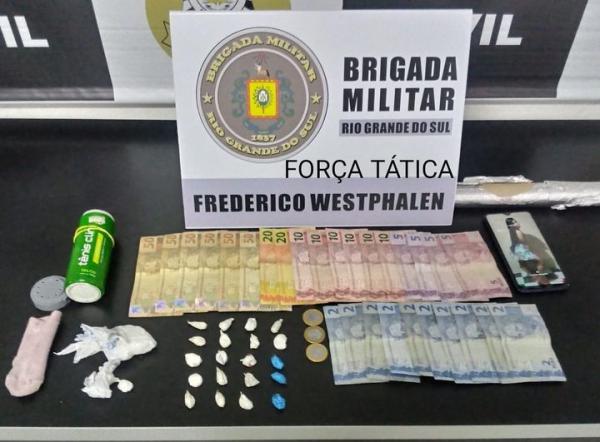A jovem e o material apreendido foram conduzidos até a Delegacia de Polícia para registro da ocorrência - Foto: BM divulgação