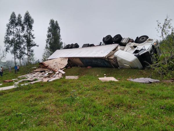 O motorista foi arremessado para fora da cabine e bateu a cabeça em pedras - Fotos: Eduardo Salvadori