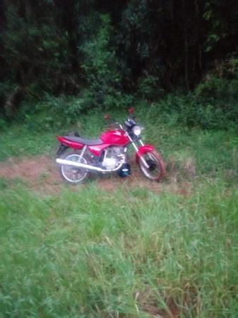 Junto à motocicleta também foi recuperada uma mochila com pertences pessoais do proprietário - Foto: BM divulgação