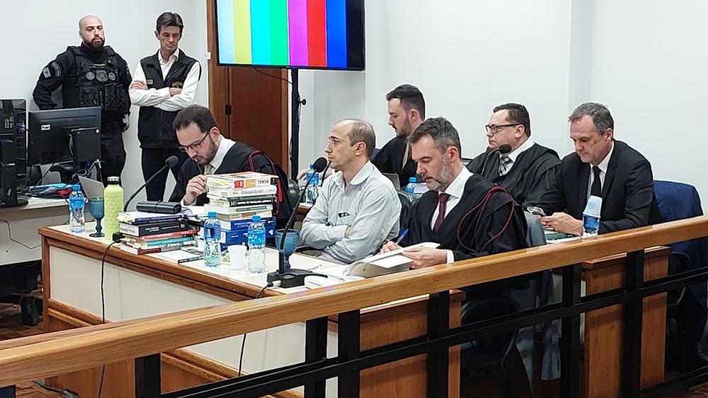 Leandro Boldrini em meio aos seus advogados (Foto: Jonas Martins)