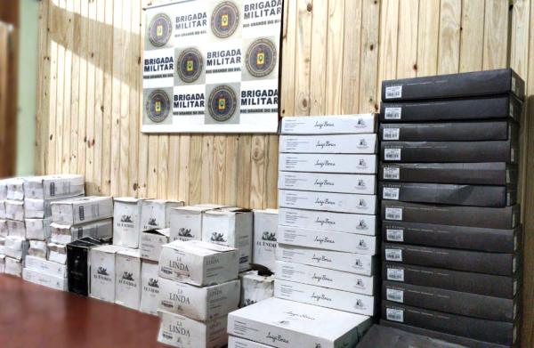 Mercadoria e os veículos foram apreendidos, sendo posteriormente encaminhados à Receita Federal em Santo Ângelo (Foto: Divulgação/7º BPM)