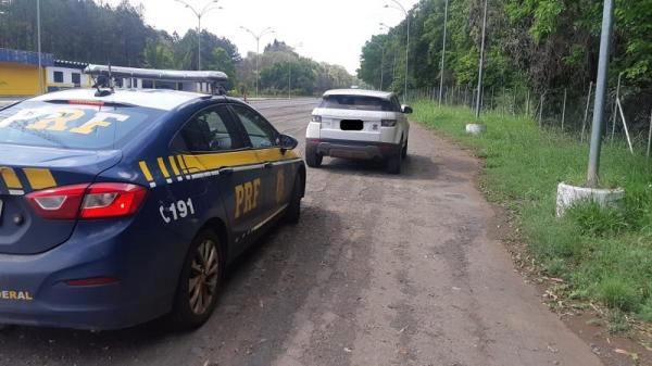 Ranger Rover Evoque, com placas de Guaporé/RS, foi abordada durante uma fiscalização de trânsito na BR 285 (Foto: Divulgação/PRF)