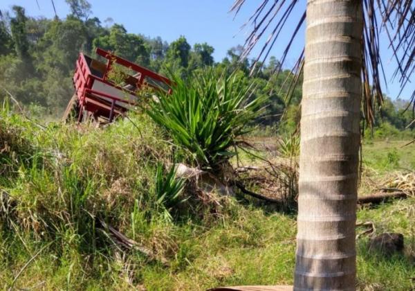 Acidente envolvendo uma carreta agrícola aconteceu por volta das 09h40min do sábado (19/09) (Foto: Reprodução/Oeste Mania)