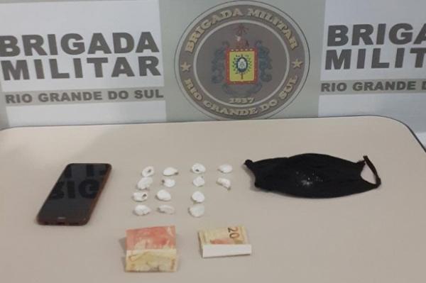 Policiais militares apreenderam 14 invólucros com cocaína (Foto: Divulgação/BM)