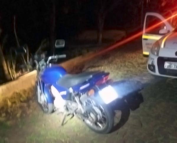 Indivíduo e a motocicleta furtada foram localizados no bairro Weber (Foto: Divulgação/7º BPM)