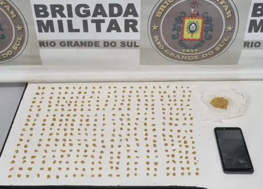 Materiais apreendidos durante a ação (Foto: Brigada Militar)
